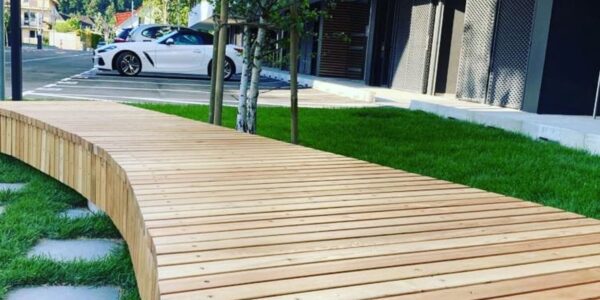 Lesena Klop na betonski podlagi: Eleganca in trajnost s Sibirskim macesnom