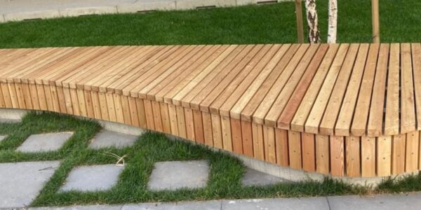 Trajnost in naravna eleganca: Lesena klop iz Sibirskega macesna na betonski podlagi