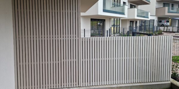 Dvojna-zamikana ograja iz Sibirskega macesna