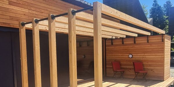 Senčenje s stilom: Pergola z lepljenim lesom (sibirski macesen)