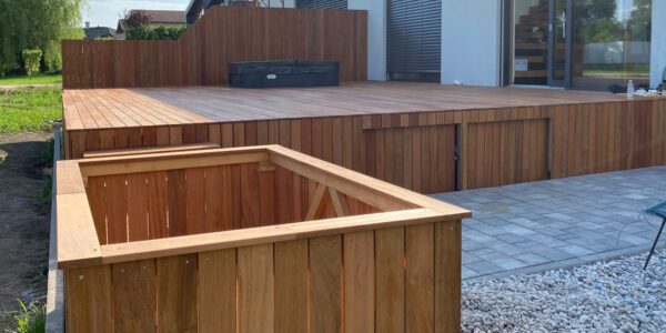 Lesena obloga za jacuzzi: Eleganca in funkcionalnost z lesom jatoba