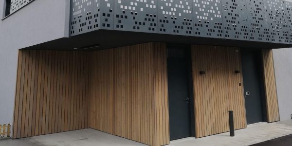 Navpična postavitev lesene fasade: Moderna rešitev z izrazitim karakterjem